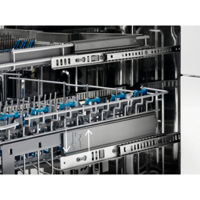 Посудомоечная машина Electrolux встроенная, 10компл., A++, 45см, дисплей, инвертор, 3й корзина, черный