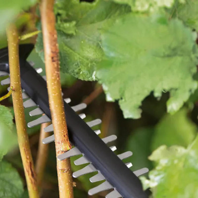 Кущоріз акумуляторний Bosch UniversalHedgeCut 18V-50 18В АКБ 1х2.5А·год 50мм крок різу 20мм ЗП AL1830CV 2.6кг