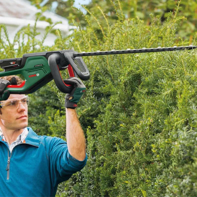 Кущоріз акумуляторний Bosch UniversalHedgeCut 18V-50 18В АКБ 1х2.5А·год 50мм крок різу 20мм ЗП AL1830CV 2.6кг