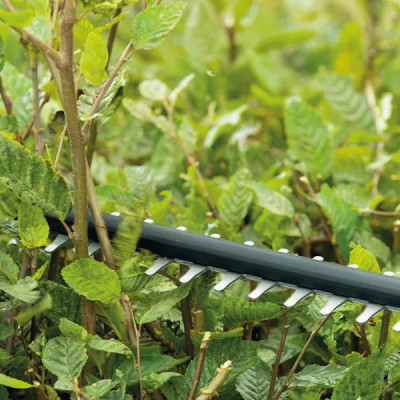 Кущоріз акумуляторний Bosch UniversalHedgeCut 18V-50 18В АКБ 1х2.5А·год 50мм крок різу 20мм ЗП AL1830CV 2.6кг